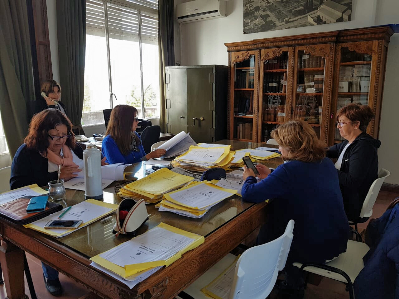 Comisión de Becas Estudiantiles trabaja analizando los Expedientes ingresados